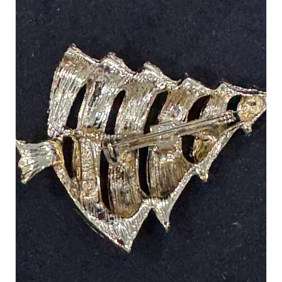 Vintage Enamel Christmas Tree Pin Gold Tone Textured Layers CP126 - Picture 3 of 3